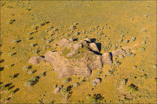Luftaufnahme einer abgelegenen Bienenkorb-Formation im Purnululu (Bungle Bungle) NP (Westaustralien)<br />Nikon D200 mit AF-S DX NIKKOR 17-55 mm 1:2,8G
