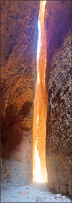 Die Felsspalte Echidna Chasm im Purnululu (Bungle Bungle) NP (Westaustralien) als vertikales Panorama<br />Nikon D200 mit AF-S DX NIKKOR 17-55 mm 1:2,8G