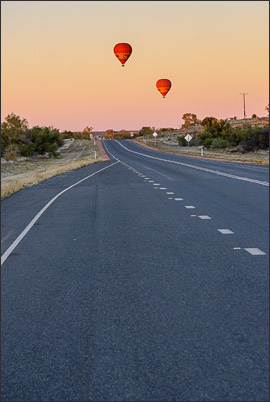 Morgenstimmung mit Hei�luftballons in der N�he von Alice Springs im Red Centre (Northern Territory, Australien)<br />Nikon D200 mit AF-S DX NIKKOR 17-55 mm 1:2,8G