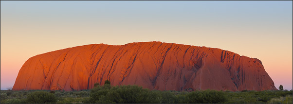 Panorama des Uluru (Ayers Rock) beim Sonnenuntergang (Northern Territory, Australien)<br />Nikon D200 mit AF-S DX NIKKOR 17-55 mm 1:2,8G