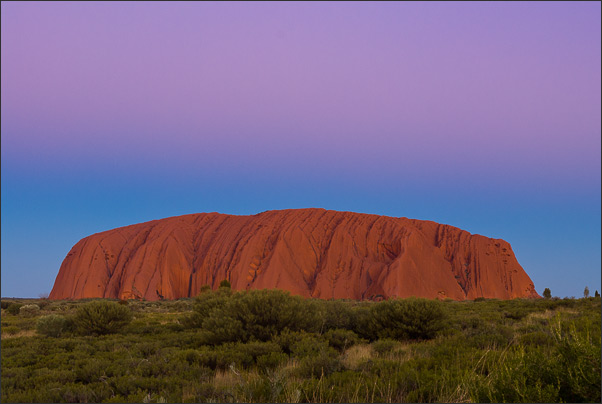 Uluru (Ayers Rock) im Red Centre Australiens zur blauen Stunde <br />Nikon D200 mit AF-S DX NIKKOR 17-55 mm 1:2,8G