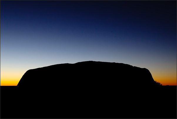 Silhouette des Uluru (Ayers Rock) im Red Centre Australiens w�hrend der Morgend�mmerung<br />Nikon D200 mit AF-S DX NIKKOR 17-55 mm 1:2,8G
