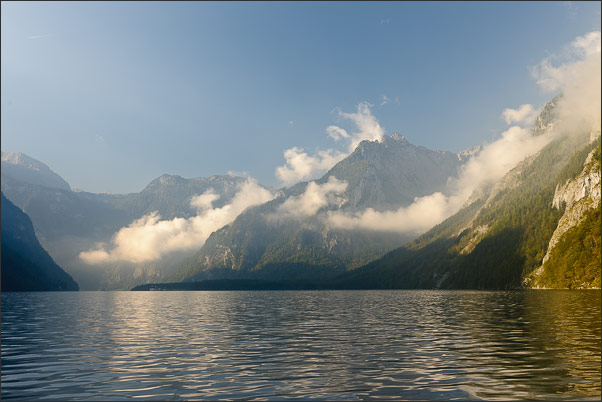 Morgendliche Impression des K�nigssees (Berchdesgaden). Im Hintergrund St. Bartholom�<br />Nikon D3x mit AF-S NIKKOR 24-70 mm 1:2,8G ED