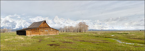 Panorama der Grand Teton Range mit Mormonen-H�tte im Vordergrund (USA).<br />Nikon D3x mit AF-S NIKKOR 24?70 mm 1:2,8G ED