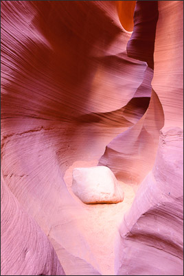 Je nach Tageszeit k�nnen die Felsw�nde im Lower Antelope Canyon, Arizona (USA) sogar rosa leuchten<br />Nikon D3x mit AF-S NIKKOR 24?70 mm 1:2,8G ED
