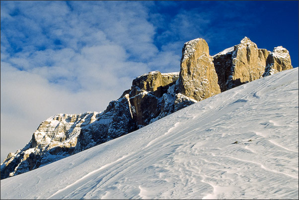 Sella-T�rme aus Sicht des Sellajochs im Winter.<br />Nikon F5 mit AF-S NIKKOR 28-70 mm 1:2,8D auf Kodak EPR 64