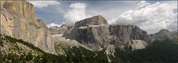 Panorama des Sellastocks und des Pordoi Jochs (S�dtirol)<br />Nikon D3x mit AF-S NIKKOR 24-70 mm 1:2,8G ED