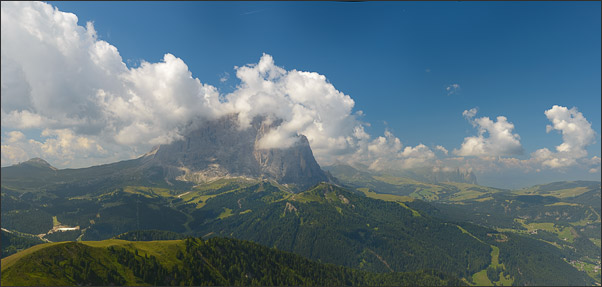 Panorama von Langkofel uns Seiser Alm mit dem Schlern am Horizont (S�dtirol)<br />Nikon D800E mit AF-S NIKKOR 24-70 mm 1:2,8G ED
