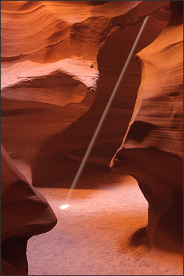 D�nner Lichtstrahl im Upper Antelope Canyon, Arizona (USA)<br />Nikon D3x mit AF-S NIKKOR 24-70 mm 1:2,8G