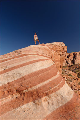 "New Wave" im Valley of Fire NP, Nevada (USA) mit Person zum Gr��envergleich<br />Nikon D3x mit AF-S NIKKOR 24-70 mm 1:2,8G