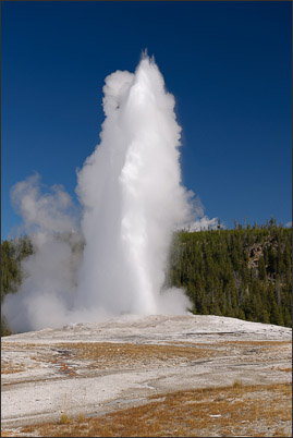 Old Faithfull ist ein Geysir mit gut voraussagbaren Eruptionen im Yellowstone Nationalpark (USA).<br />Nikon D3x mit AF-S NIKKOR 24?70 mm 1:2,8G ED