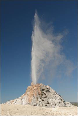 White Dome Geyser im Yellowstone Nationalpark (USA).<br />Nikon D3x mit AF-S NIKKOR 24?70 mm 1:2,8G ED