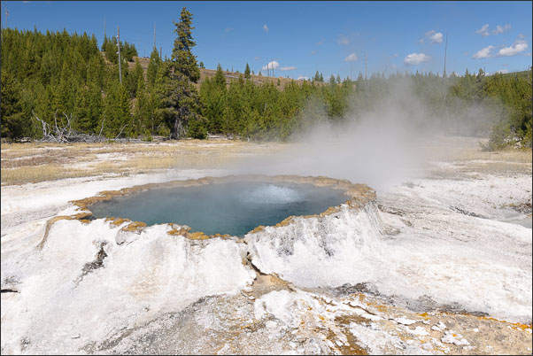 Die Punchbowl Spring liegt im oberen Geysirbecken des Yellowstone Nationalparks (USA).<br />Nikon D3x mit AF-S NIKKOR 24?70 mm 1:2,8G ED