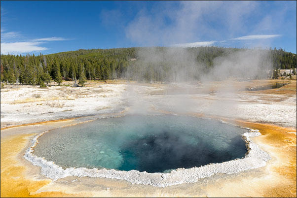 Der Crested Pool tr�gt seinen Namen aufgrund der Ablagerungen am Rand (Yellowstone NP, USA).<br />Nikon D3x mit AF-S NIKKOR 24?70 mm 1:2,8G ED