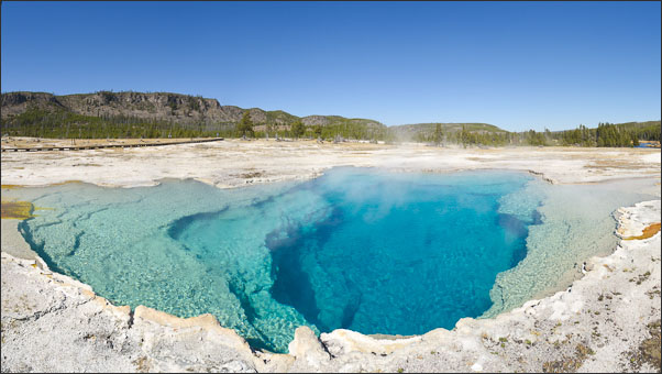Der Sapphire Pool zeigt hier deutlich seine Namensgebung (Yellowstone Nationalpark, USA).<br />Nikon D3x mit AF-S NIKKOR 14?24 mm 1:2,8G ED