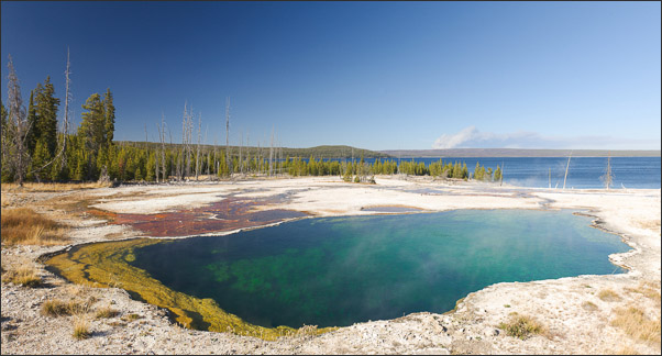 Der Abyss Pool am Yellowstone Lake tr�gt seinen Namen aufgrund seiner Tiefe.<br />Nikon D3x mit AF-S NIKKOR 24?70 mm 1:2,8G ED