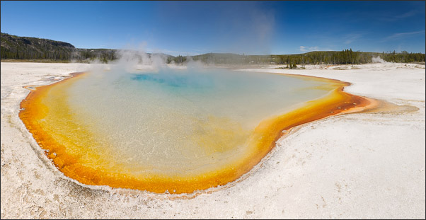 Der Sunset Lake im Yellowstone Nationalpark (USA) ist kein See, sondern eine recht gro�e hei�e Quelle.<br />Nikon D3x mit AF-S NIKKOR 24?70 mm 1:2,8G ED