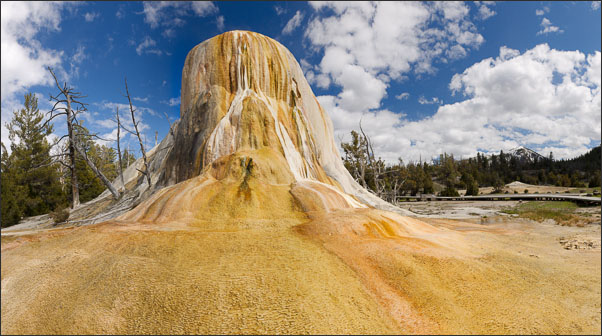 Panorama des Orange Spring Mound im Yellowstone Nationalpark (USA).<br />Nikon D3x mit AF-S NIKKOR 24?70 mm 1:2,8G ED