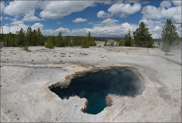 Der Surprise Pool im lower Geysir Basin des Yellowstone Nationalparks (USA).<br />Nikon D3x mit AF-S NIKKOR 24?70 mm 1:2,8G ED