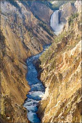 Der Yellowstone River st�rzt die Lower Falls im Grand Canyon des Yellowstone Nationalpark hinunter.<br />Nikon D3s mit AF-S NIKKOR 70?200 mm 1:2,8G ED VR II