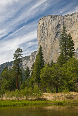 El Capitan im Yosemite NP aus Sicht des Tals. Im Vordergrund der Merced River,  Kalifornien (USA).<br />Nikon D3x mit AF-S NIKKOR 24-70 mm 1:2,8G
