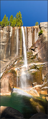 Vertikales Panorama der Vernal Falls mit Regenbogen im Yosemite NP (Kalifornien, USA)<br />Nikon D3x mit AF-S NIKKOR 24-70 mm 1:2,8G