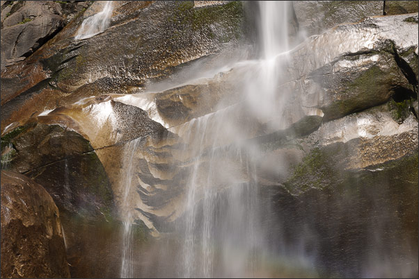 Detail des herab st�rzenden Wassers an den Vernal Falls (Yosemite NP, Kalifornien)<br />Nikon D3x mit AF-S NIKKOR 24-70 mm 1:2,8G