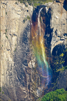 Regenbogen-Wasserfall: Zu einer bestimmten Uhrzeit im Sommer & Herbst f�rben sich die Bridalveil Falls in den Regenbogenfarben (Yosemite NP, Kalifornien, USA)<br />Nikon D3s mit AF-S NIKKOR 500 mm 1:4G ED VR