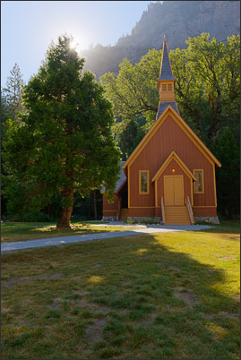 Kapelle im Yosemite Valley mit Sonne, Kalifornien (USA)<br />Nikon D3x mit AF-S NIKKOR 24-70 mm 1:2,8G