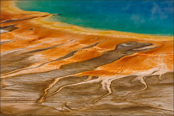 Das ablaufende Wasser der Grand Prismatic Spring im Yellowstone NP, Wyoming (USA) ist N�hrboden f�r bunte Bakterien.<br />Nikon D3x mit AF-S NIKKOR 70-200 mm 1:2,8G ED VR II