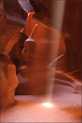 Kurzes Schauspiel: Lichtstrahl im Upper Antelope Canyon, Arizona (USA).<br />Nikon D3x mit AF-S NIKKOR 24-70 mm 1:2,8G ED